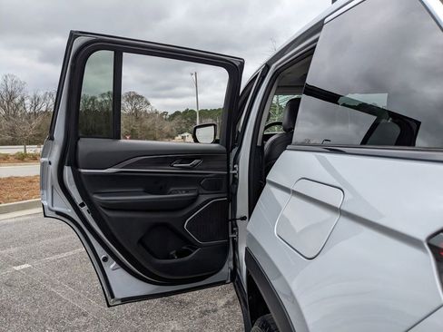 Used 2022 Jeep Grand Cherokee Limited image 57