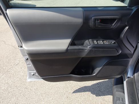 Used 2020 Toyota Tacoma SR AWD/4WD image 13