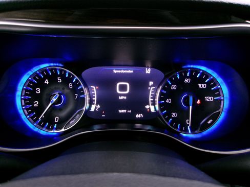 Used 2024 Chrysler Pacifica Limited AWD/4WD image 9