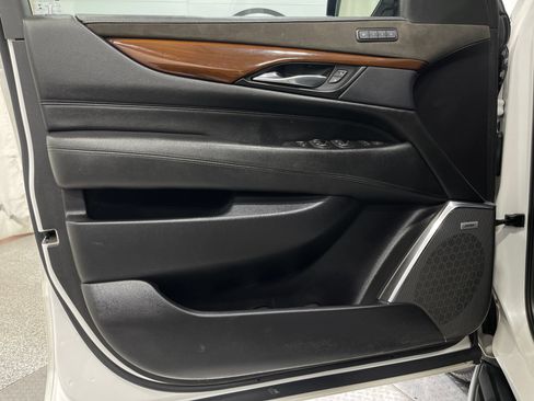 Used 2018 Cadillac Escalade ESV Luxury AWD/4WD image 15
