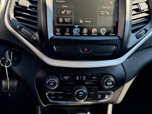 Used 2017 Jeep Cherokee Trailhawk w/ Cold Weather Group AWD/4WD image 27