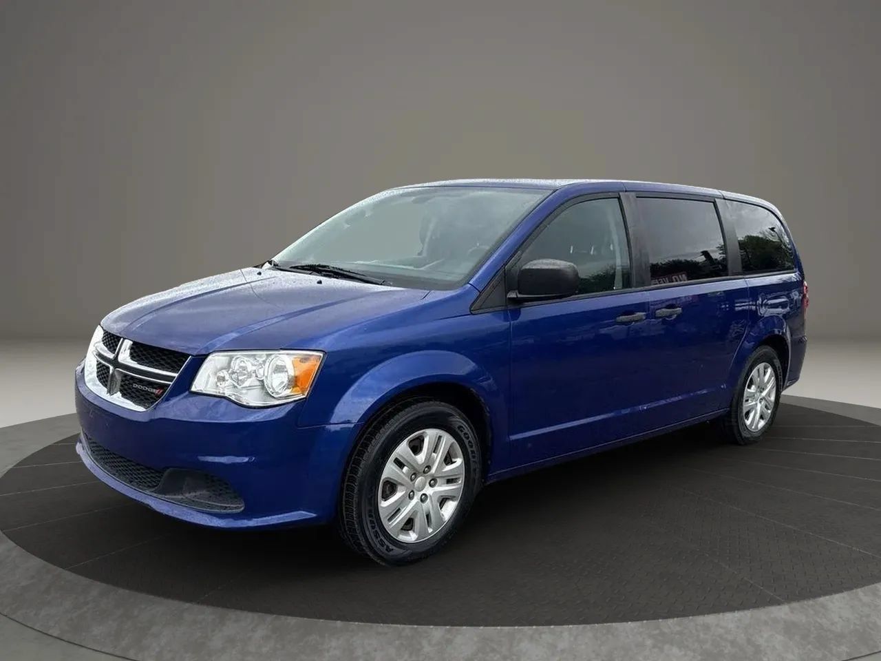 Used 2019 Dodge Grand Caravan SE w/ UConnect Hands-Free Group FWD image 1