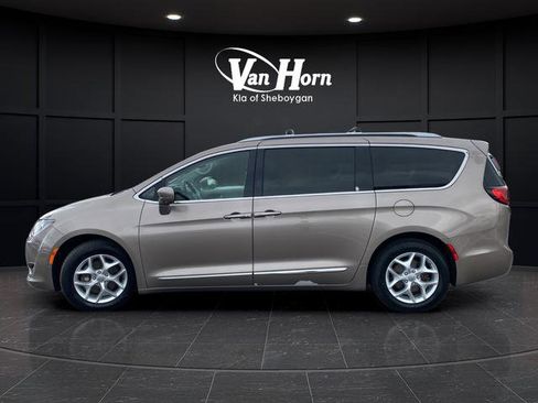 Used 2017 Chrysler Pacifica Touring-L Plus w/ Advanced Safetytec Group FWD image 4
