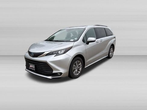 Used 2025 Toyota Sienna XLE FWD image 11