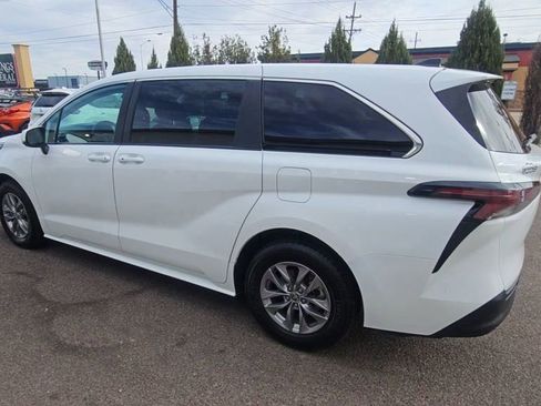 Used 2023 Toyota Sienna LE image 5