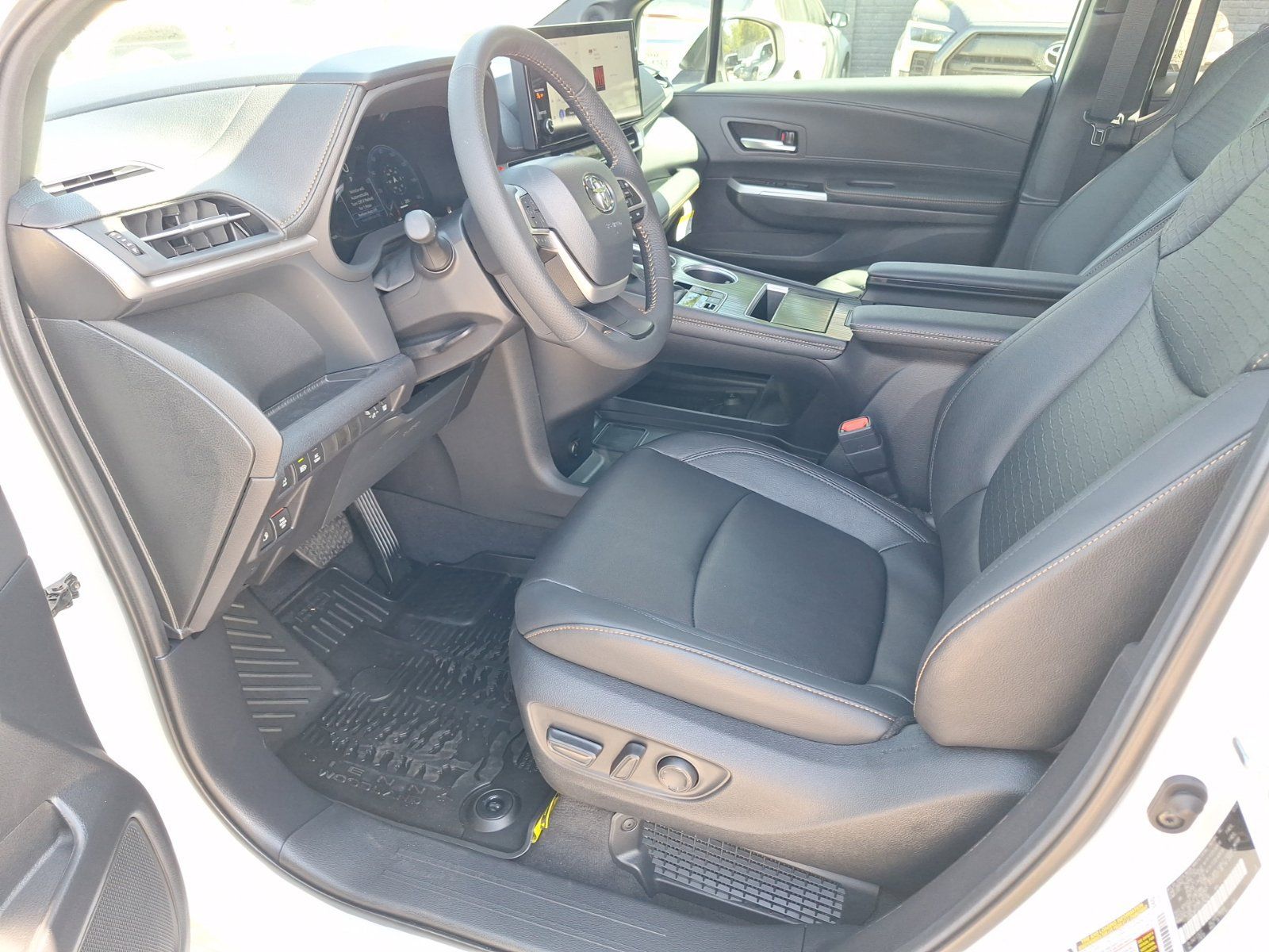 Used 2026 Toyota Sienna XLE Woodland Edition AWD/4WD image 15