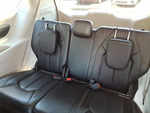 Used 2024 Chrysler Pacifica Limited FWD image 7