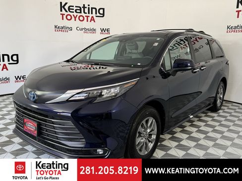 Certified 2025 Toyota Sienna XLE image 10