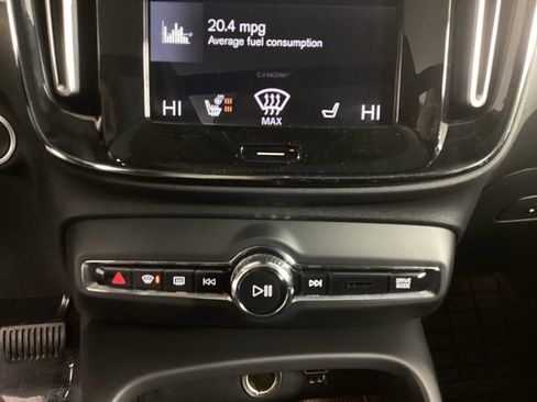 Used 2021 Volvo XC40 T5 Momentum w/ Premium Package image 28