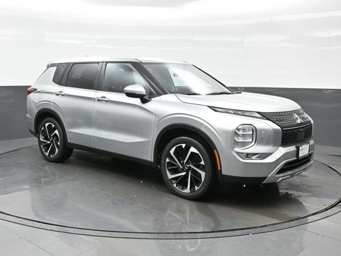 Used 2023 Mitsubishi Outlander SE image 8