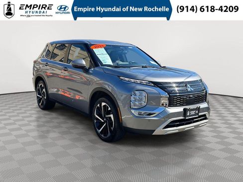 Used 2023 Mitsubishi Outlander SE image 1