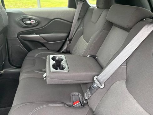 Used 2022 Jeep Cherokee Latitude AWD/4WD image 36
