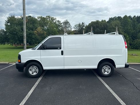 Used 2017 Chevrolet Express 2500 image 9