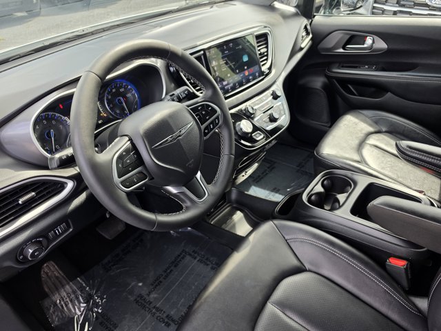 Used 2025 Chrysler Pacifica Select FWD image 19