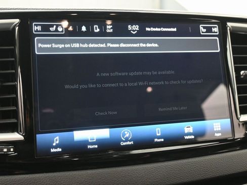 Used 2024 Chrysler Pacifica Touring-L image 13