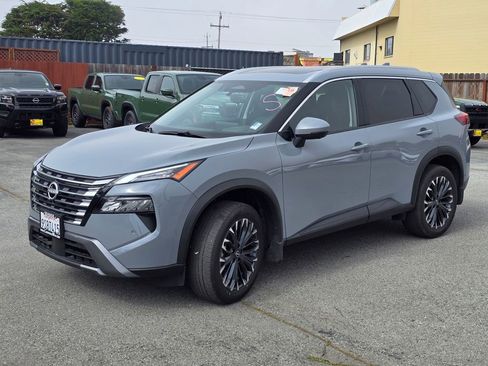 Used 2025 Nissan Rogue SL w/ Tech Package image 2