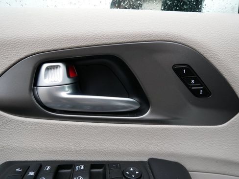 Used 2024 Chrysler Pacifica Limited FWD image 14