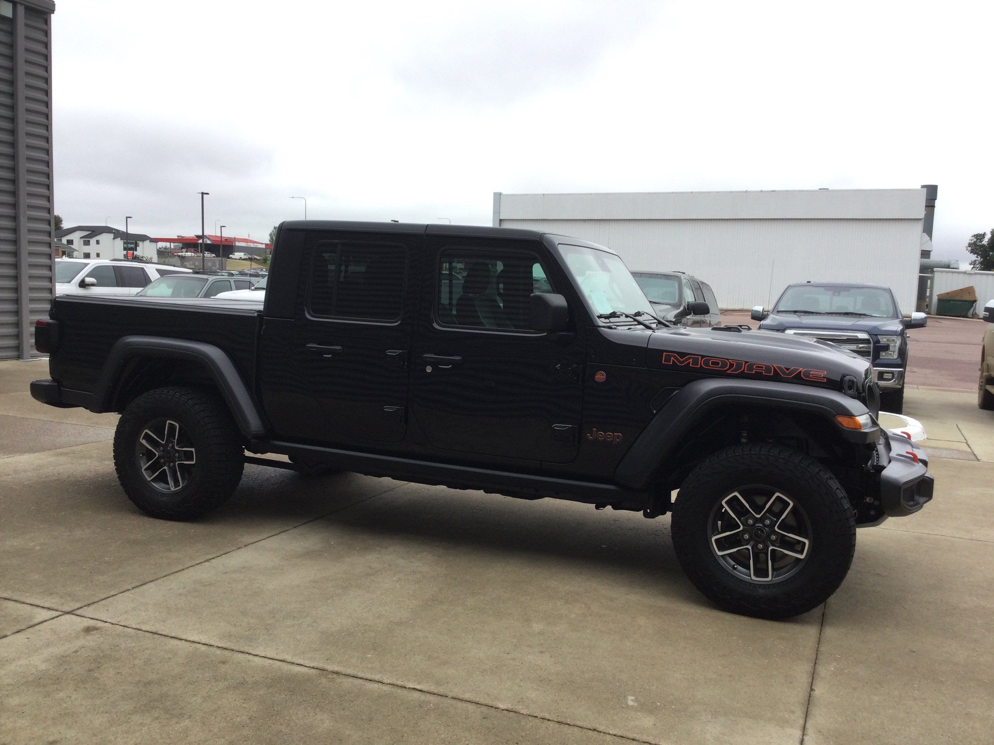 Used 2024 Jeep Gladiator Mojave w/ Technology Group AWD/4WD image 3