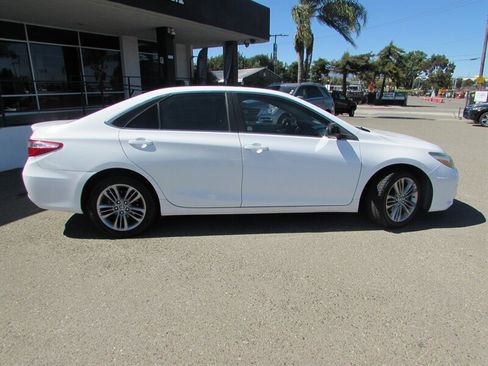 Used 2015 Toyota Camry SE FWD image 9