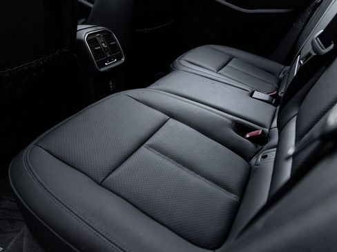 Certified 2025 Porsche Macan AWD/4WD image 23