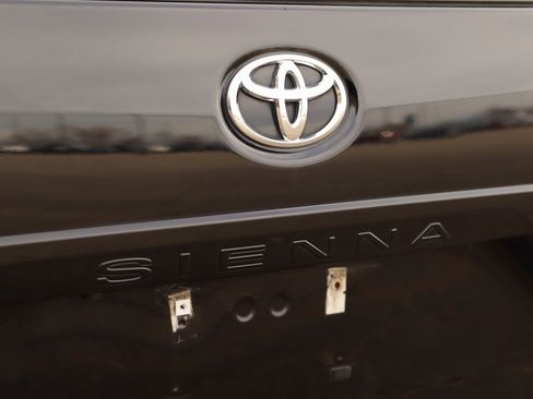 Used 2017 Toyota Sienna SE image 41