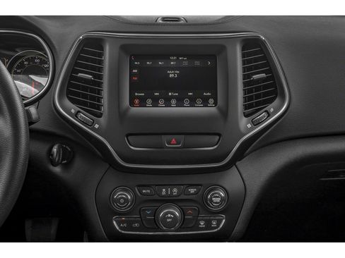 Used 2019 Jeep Cherokee Latitude Plus w/ Cold Weather Group AWD/4WD image 10