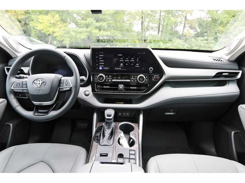 Used 2023 Toyota Highlander Limited FWD image 7