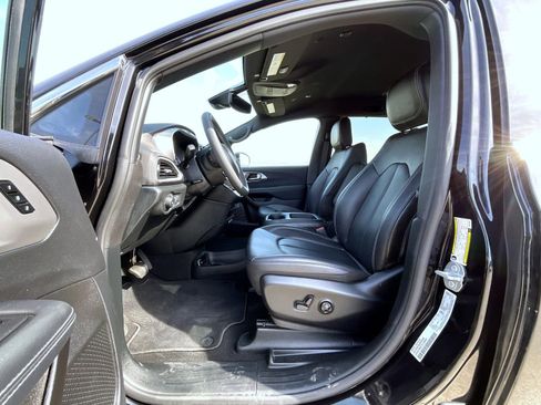 Used 2025 Chrysler Pacifica Select image 10