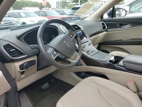 Used 2021 Lincoln Nautilus FWD image 9