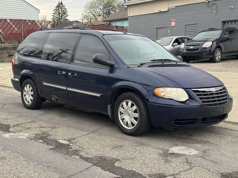 Used 2006 Chrysler Town & Country Touring image 1