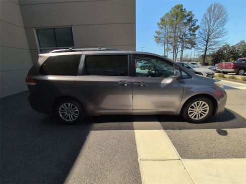 Used 2012 Toyota Sienna XLE image 7