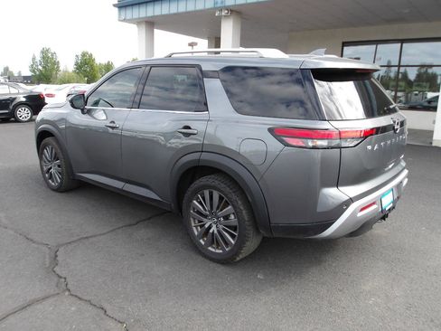 Used 2022 Nissan Pathfinder SL w/ SL Premium Package AWD/4WD image 3
