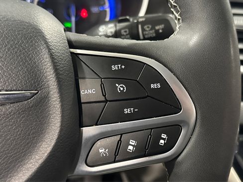 Used 2024 Chrysler Pacifica Touring-L FWD image 27