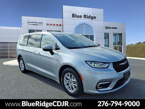 Used 2023 Chrysler Pacifica Touring-L FWD image 1