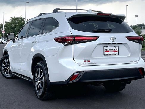 Used 2023 Toyota Highlander XLE AWD/4WD image 11