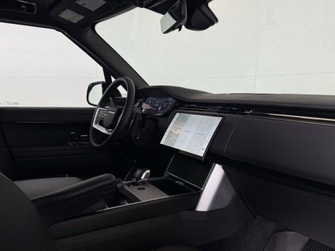 Certified 2025 Land Rover Range Rover SV image 22