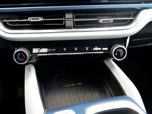 Used 2025 Chevrolet Equinox EV LT w/ Convenience Package II image 25