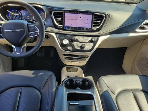 Used 2024 Chrysler Pacifica Touring-L w/ Uconnect Theater Family Group FWD image 9