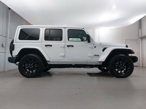 Used 2025 Jeep Wrangler Unlimited Sahara w/ Safety Group image 8