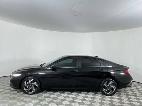 Used 2025 Hyundai Elantra SEL FWD image 8