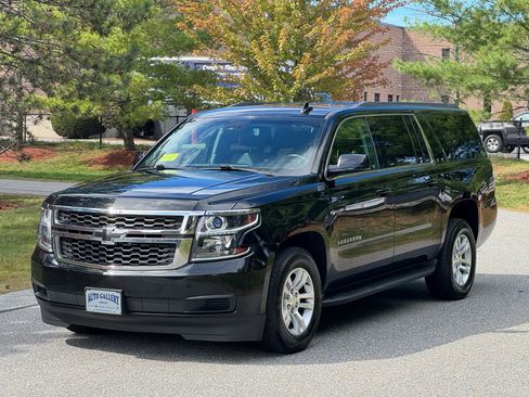 Used 2017 Chevrolet Suburban LT image 3