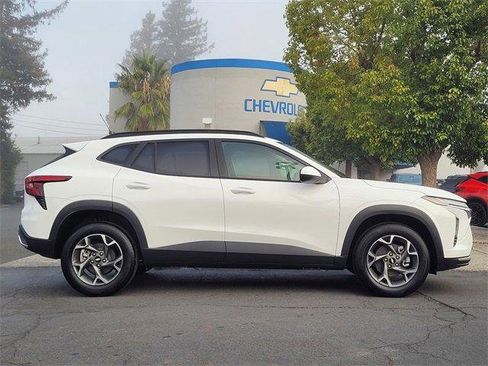 Used 2025 Chevrolet Trax LT w/ Driver Confidence Package image 4