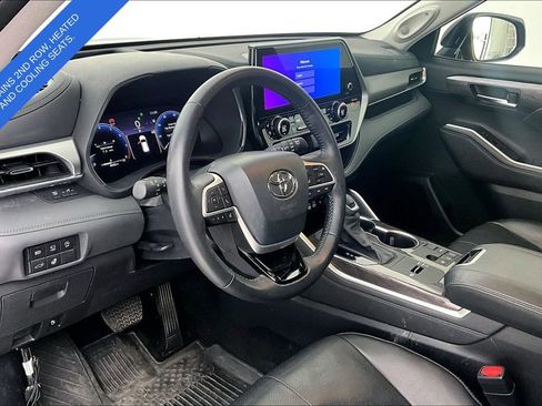 Used 2024 Toyota Highlander Platinum FWD image 15