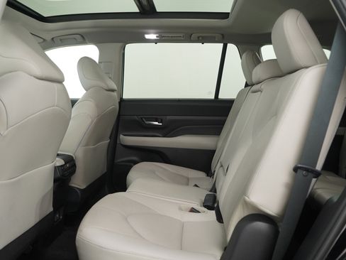 Used 2025 Toyota Grand Highlander AWD image 20