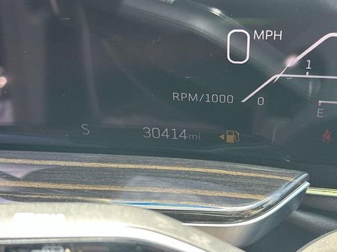 Used 2025 Cadillac Escalade ESV Premium Luxury AWD/4WD image 11