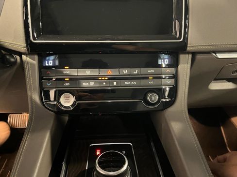 Used 2017 Jaguar F-PACE R-Sport AWD/4WD image 19
