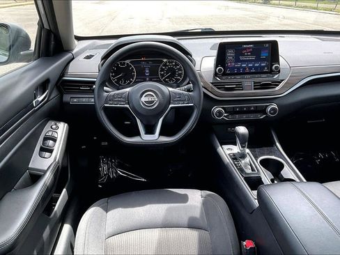 Used 2024 Nissan Altima 2.5 SV FWD image 5