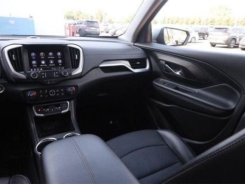 Used 2024 GMC Terrain SLT image 25