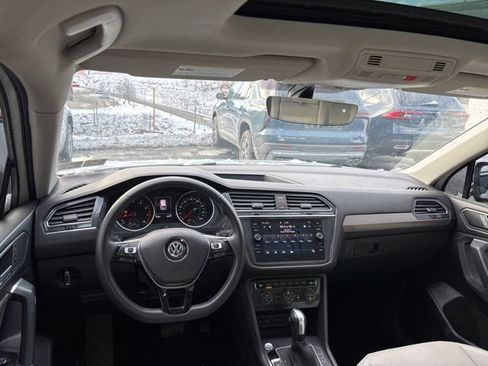Used 2020 Volkswagen Tiguan SE w/ Panoramic Sunroof Package image 11
