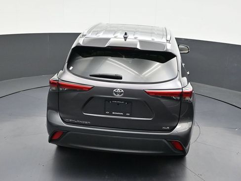 Used 2022 Toyota Highlander XLE FWD image 19